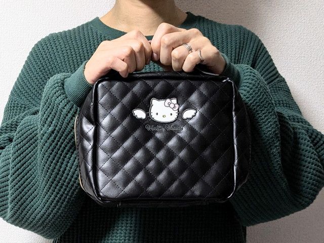 エンジェルキルトバニティポーチ持ったところ