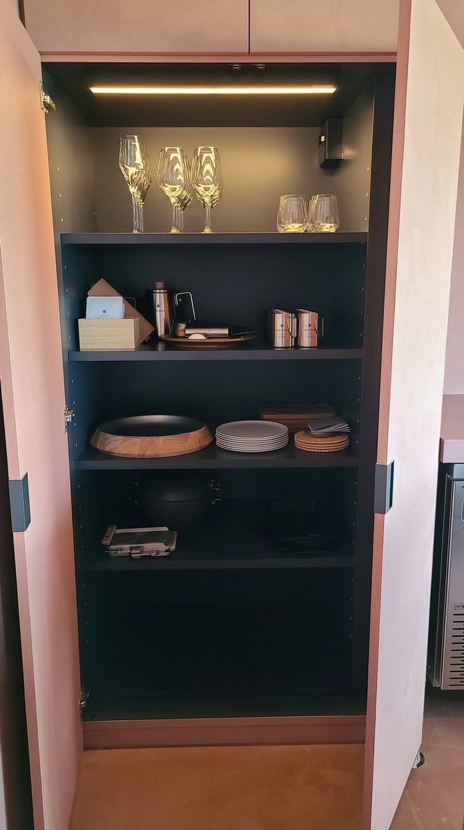 【VILLA （ヴィラ）】豊富な食器類。