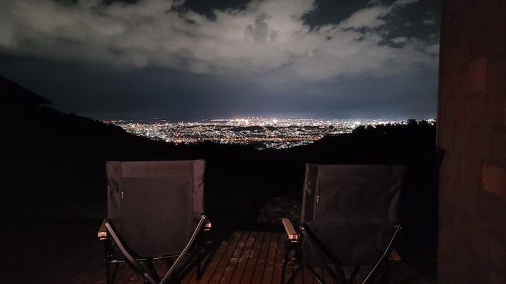 COTTAGEのアウトドアリビングからの夜景。