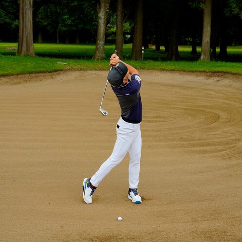 ポイントは「両ヒザ」の高さ！ フェアウェイバンカーからクリーンに打つ方法