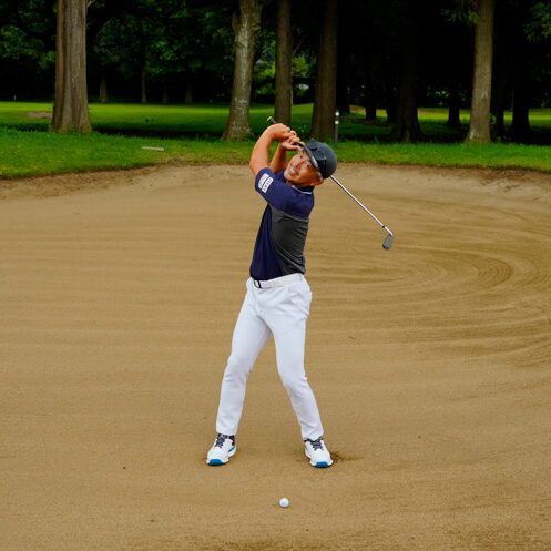 ポイントは「両ヒザ」の高さ！ フェアウェイバンカーからクリーンに打つ方法