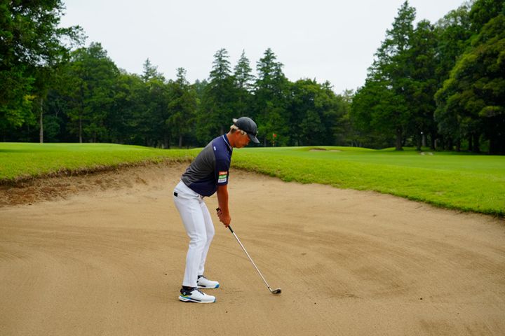 ポイントは「両ヒザ」の高さ！ フェアウェイバンカーからクリーンに打つ方法