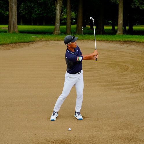 ポイントは「両ヒザ」の高さ！ フェアウェイバンカーからクリーンに打つ方法