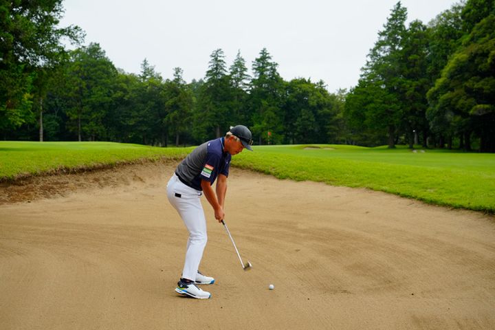 ポイントは「両ヒザ」の高さ！ フェアウェイバンカーからクリーンに打つ方法