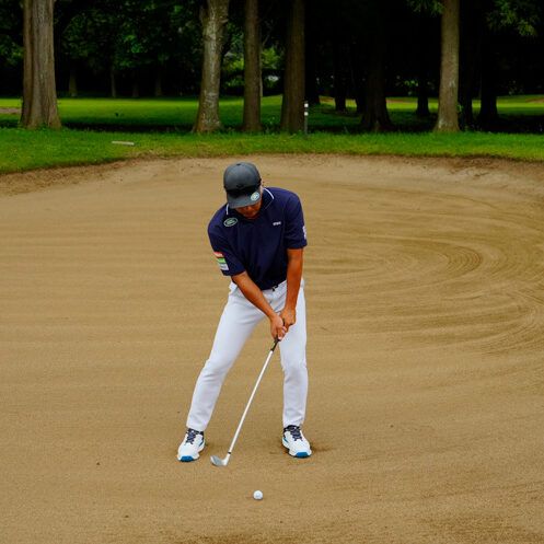 ポイントは「両ヒザ」の高さ！ フェアウェイバンカーからクリーンに打つ方法