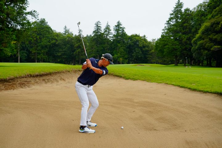 ポイントは「両ヒザ」の高さ！ フェアウェイバンカーからクリーンに打つ方法
