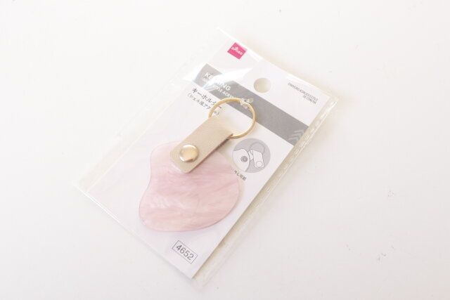 ダイソー シェル風アクリルキーホルダー