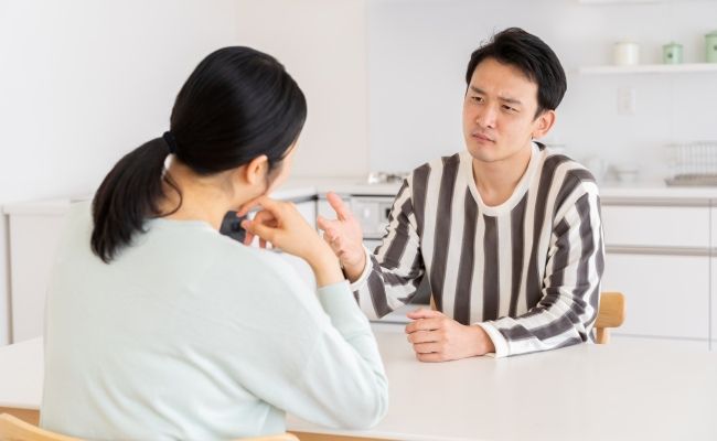 話し合う夫婦のイメージ