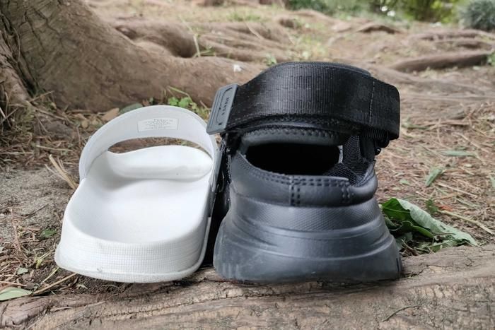 サンダルの厚みを比べた様子