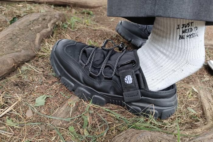 サンダルを履いている様子