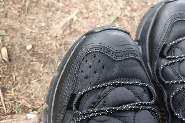 SHAKAのスニーカーのつまさきアップ