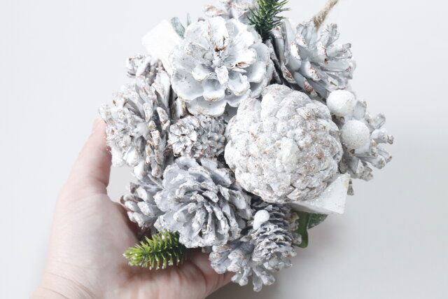 ダイソーの落ち着いたクリスマス用ハンギングナチュラルボール（カラー）