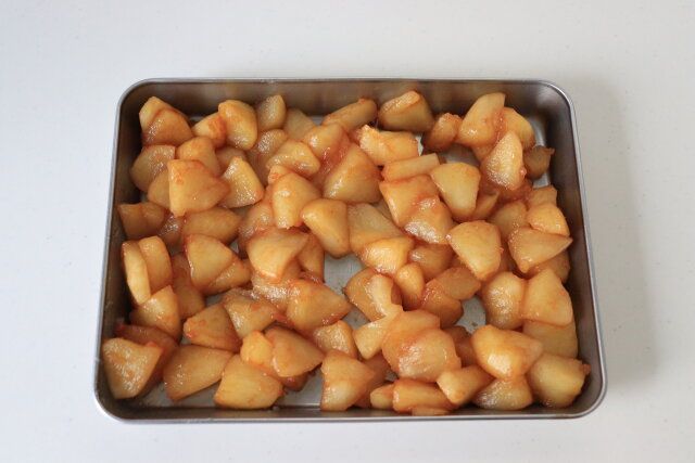 りんごフィリング バットに広げて冷ます