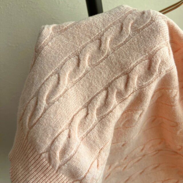 ユニクロケーブルクルーネックセーターの生地感