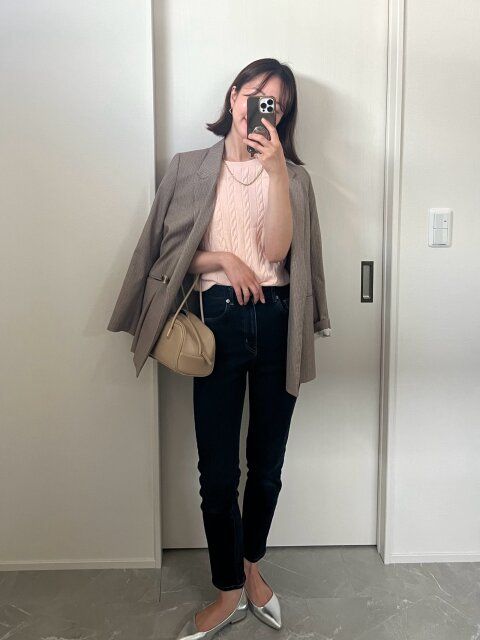 ユニクロケーブルクルーネックセーターとデニムとジャケットコーデ