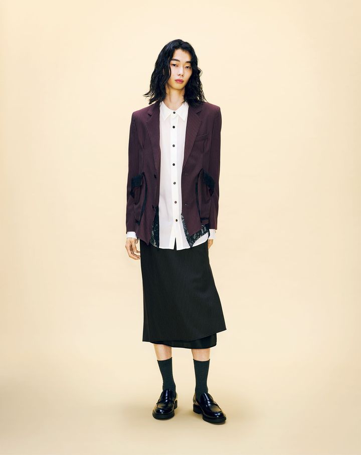 ジャケット ￥121,000 シャツ ￥40,700 ウィメンズのスカート ￥48,400／すべてSULVAM（サルバム） ソックス／スタイリスト私物 シューズ ￥137,500／GIANVITO ROSSI（ジャンヴィト ロッシ ジャパン）