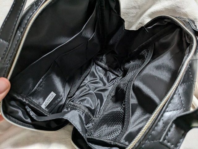 エンジェルキルトバニティポーチ中