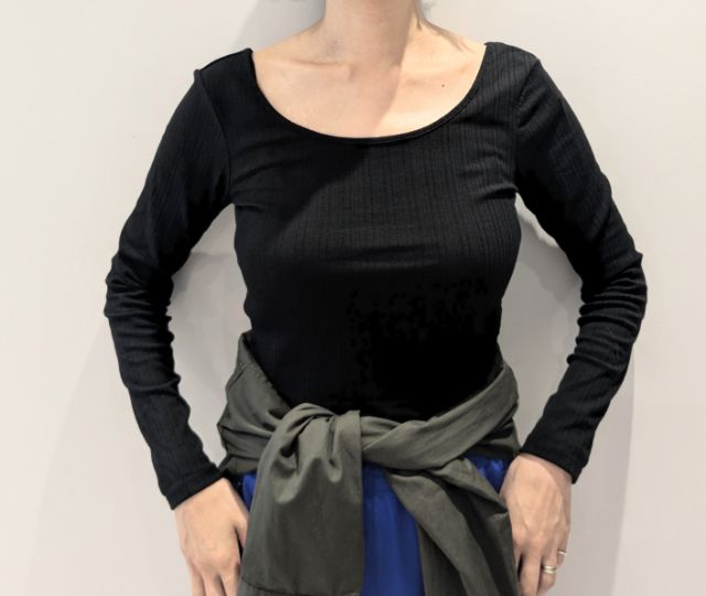 コットンブレンドリブクロップドワイドTを着用