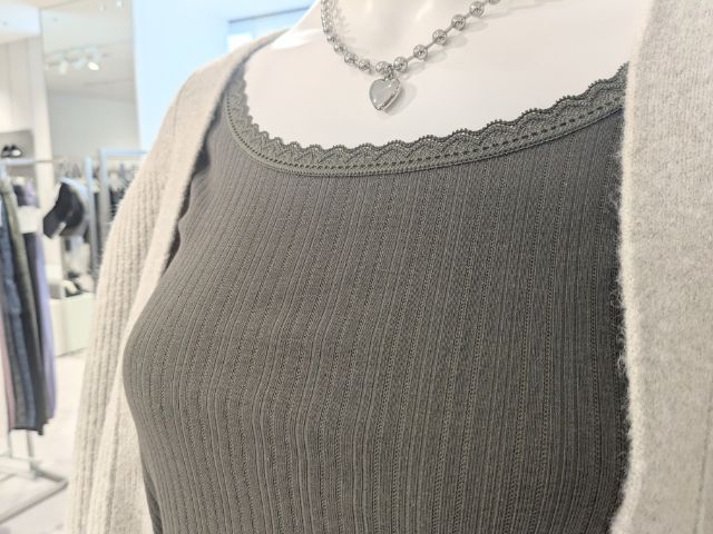 タンクトップを着ているマネキン