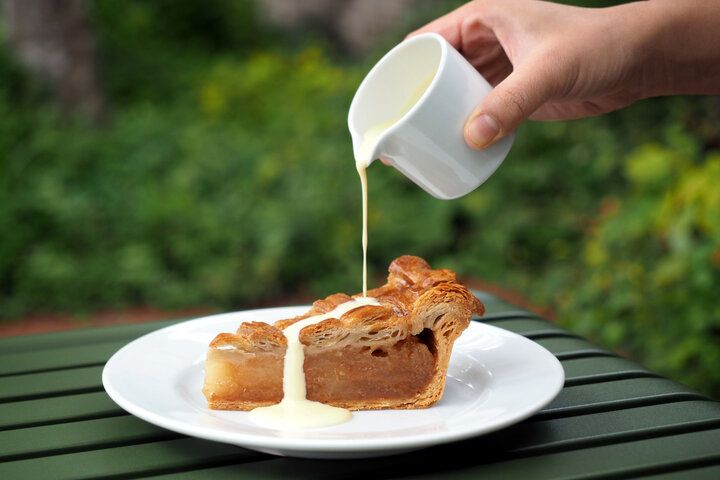 バラ香るテラス席で英国伝統のティータイムを♪ 軽井沢レイクガーデン隣接「イレブンシス ティールームス」