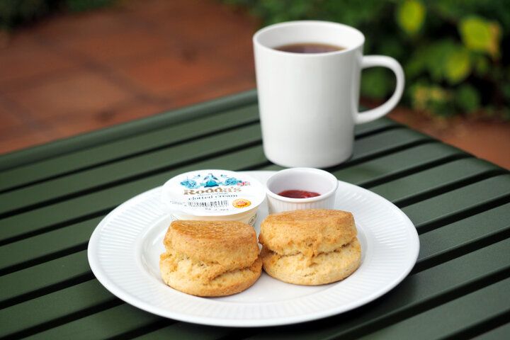 バラ香るテラス席で英国伝統のティータイムを♪ 軽井沢レイクガーデン隣接「イレブンシス ティールームス」