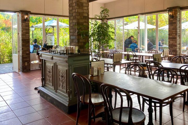 バラ香るテラス席で英国伝統のティータイムを♪ 軽井沢レイクガーデン隣接「イレブンシス ティールームス」