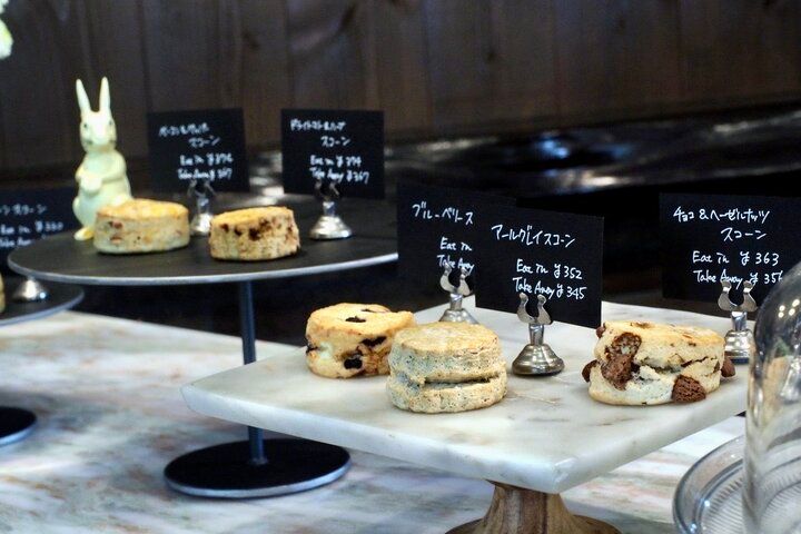 バラ香るテラス席で英国伝統のティータイムを♪ 軽井沢レイクガーデン隣接「イレブンシス ティールームス」