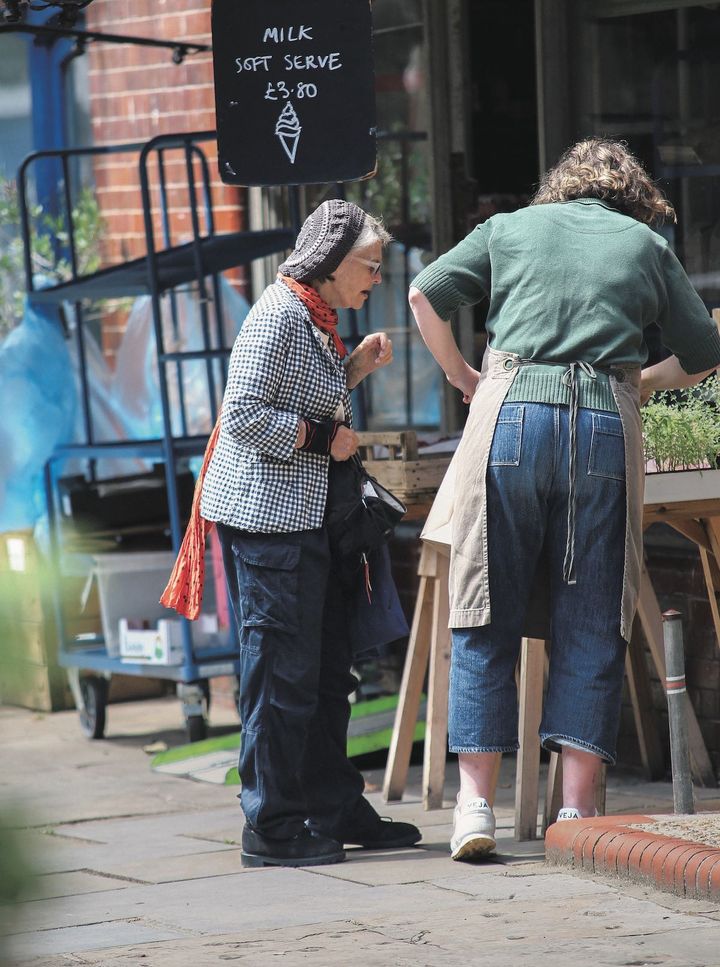 モノトーンが大人気！気温差がある日にぴったりなコーデ【ロンドンガールの一週間コーデ】
