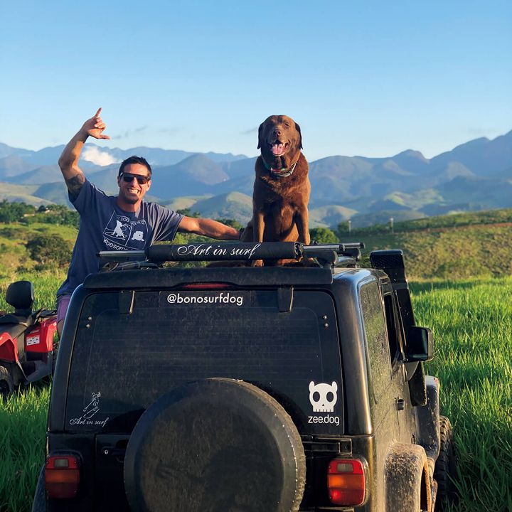 パーソナルトレーナーのイヴァン・モレイラと愛犬Bono