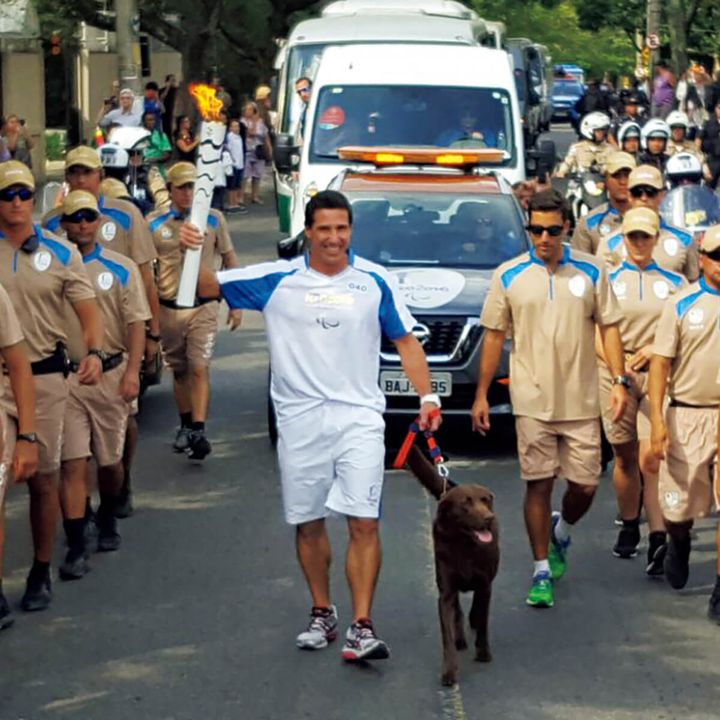 パーソナルトレーナーのイヴァン・モレイラと愛犬Bono