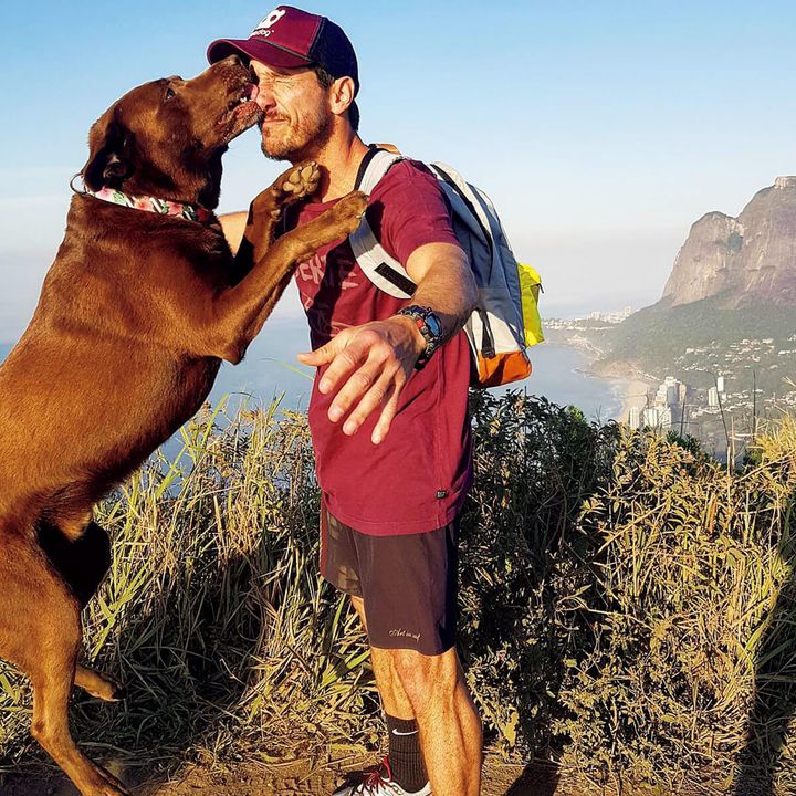 パーソナルトレーナーのイヴァン・モレイラと愛犬Bono