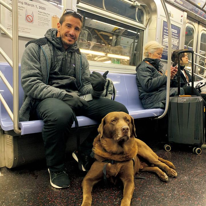 パーソナルトレーナーのイヴァン・モレイラと愛犬Bono