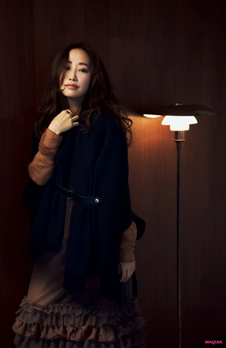 神崎 恵さんのMYベーシックを公開。アイシャドウ、ヘアスタイル、冬ファッションも_6