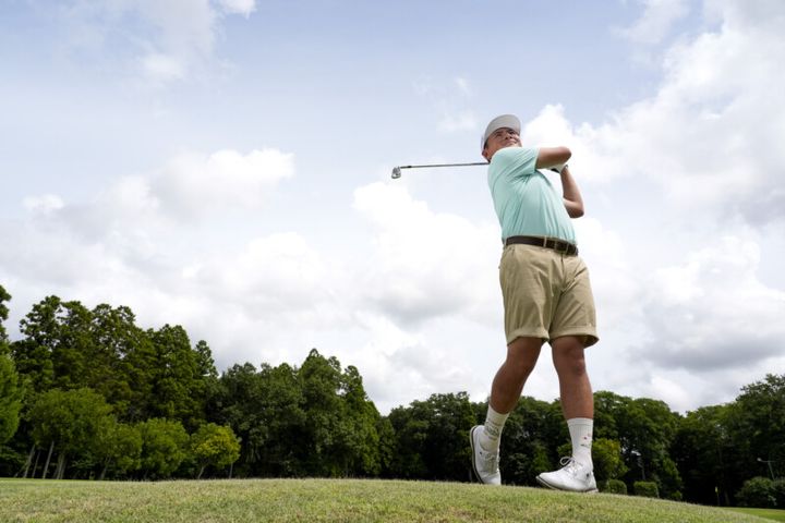 アイアンで飛距離アップする方法！飛んで止まる弾道の打ち方とは…？