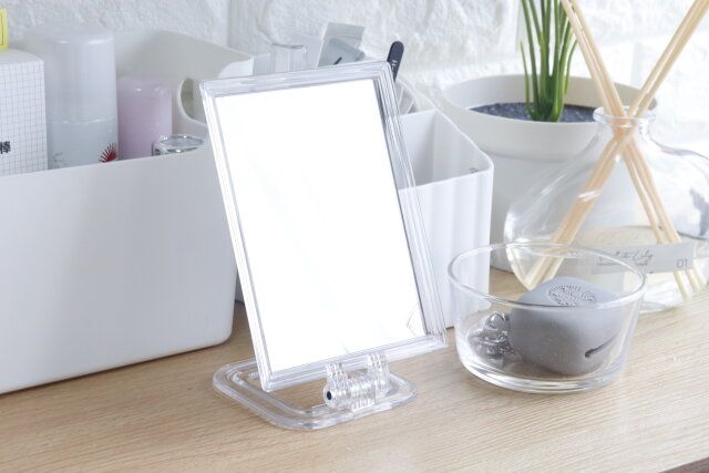 ダイソー スタンドミラー（クリア、小型サイズ） サイズ感 使用例 スタンド