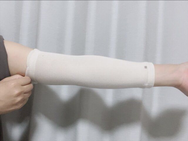 3COINS ひじ保湿アームカバー／hemle 腕に装着