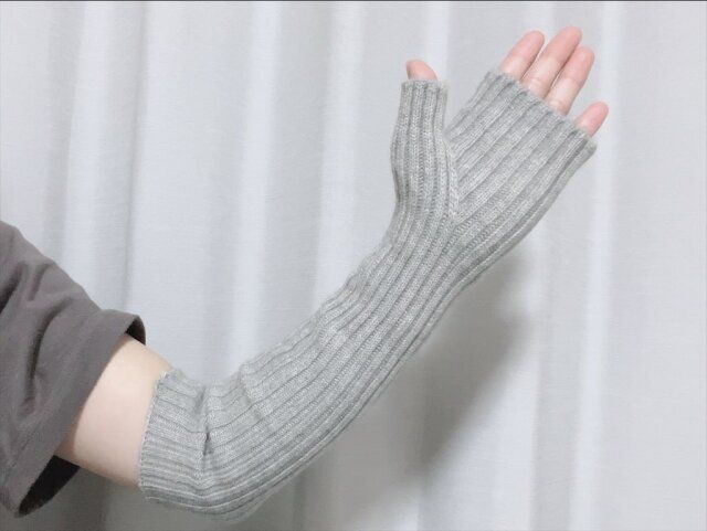 3COINS 太リブアームウォーマー 腕に装着