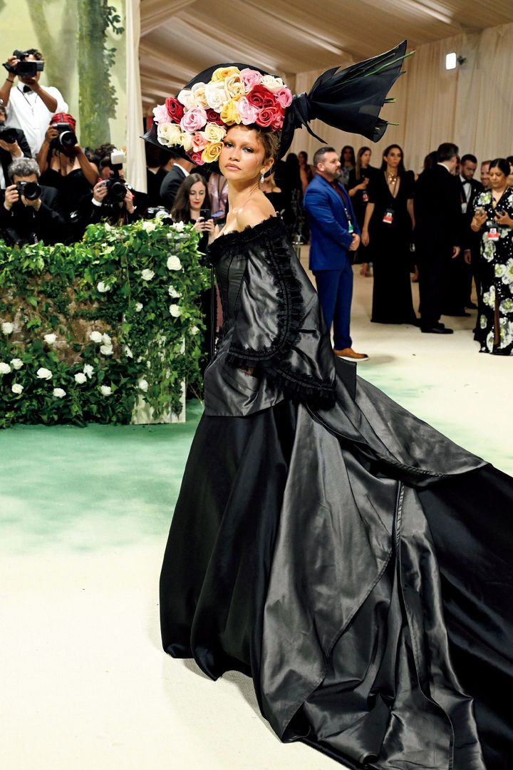 ヴィンテージのジバンシィのドレスを着用したゼンデイヤ。 Photo_ Getty Images