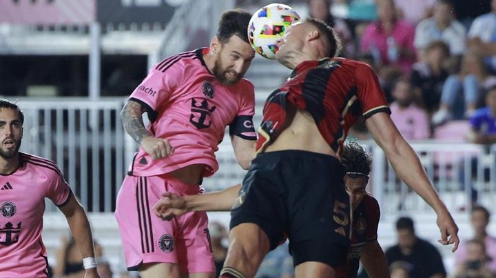 170cmの37歳メッシ、まさかのヘディングで仰天ゴール！親友選手はGKに怒る