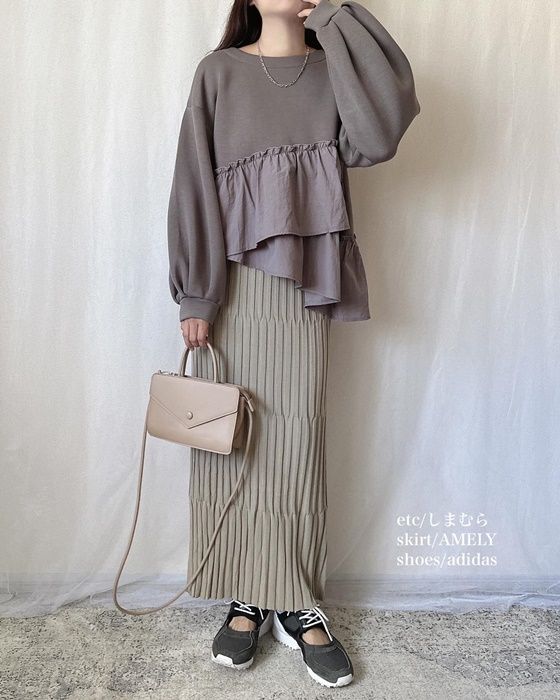しまむらのグレーの「ペプラムトレーナー」×リブナロースカート