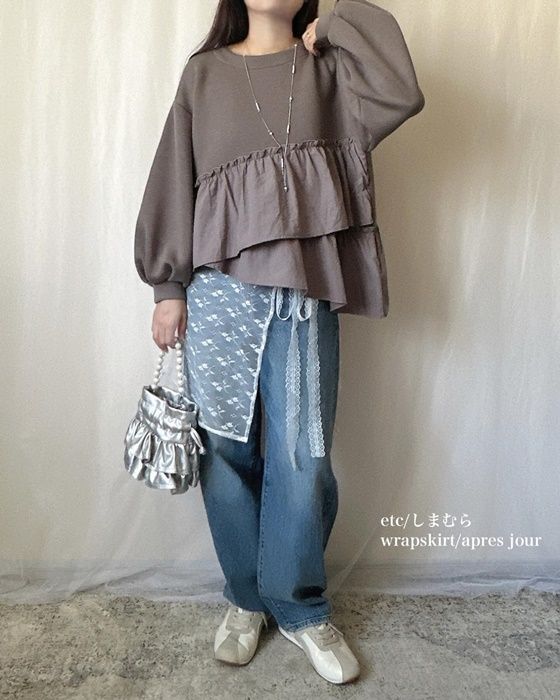 しまむらのグレーの「ペプラムトレーナー」×ワイドストレートデニムパンツ