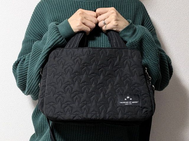 軽量スターキルティングバッグを手に持ったところ