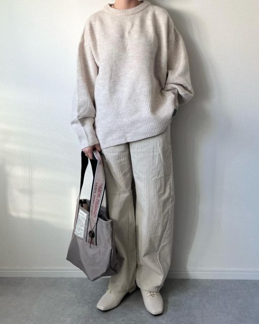 コーデュロイバレルレッグパンツを着たコーデ