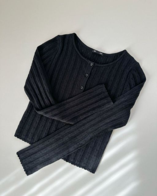 黒のポインテールカーディガン