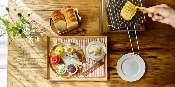 「やきぱんセット」1300円 はミニ食パン＋6種のトッピング付き