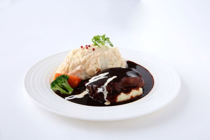 洋食屋 銀座グリルカーディナル 「牛タンシチューと白いオムライスの盛り合わせ」3800円（ソラマチ限定）