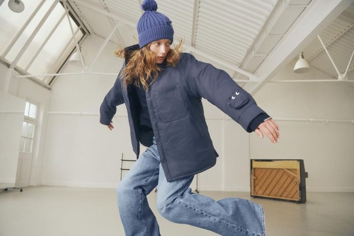 画像: 【UNIQLO×ANYA HINDMARCH】パフテックシャツジャケット¥8,990、メリノクルーネックセーター¥3,990、ヒートテックニットビーニー¥1,990 www.uniqlo.com