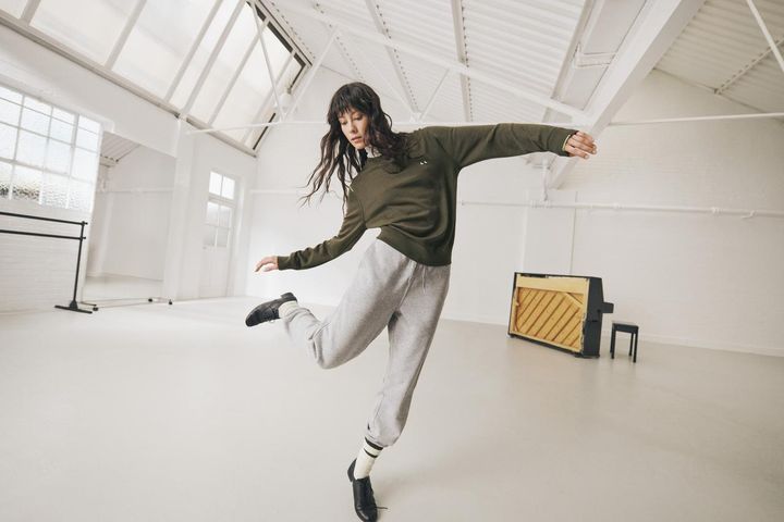 画像: 【UNIQLO×ANYA HINDMARCH】メリノクルーネックセーター¥3,990 www.uniqlo.com