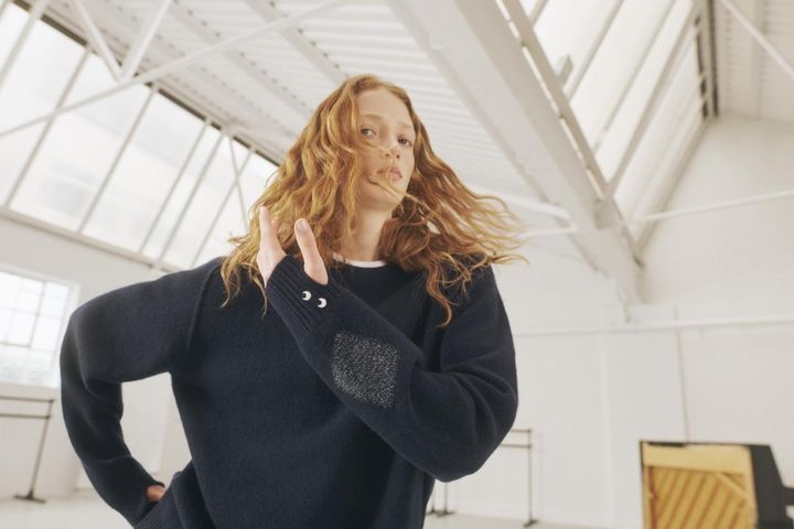 画像: 【UNIQLO×ANYA HINDMARCH】カシミヤクルーネックセーター¥12,900 www.uniqlo.com