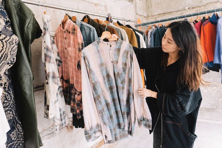 日本の〈イラス〉のメイクブランドのアイテム